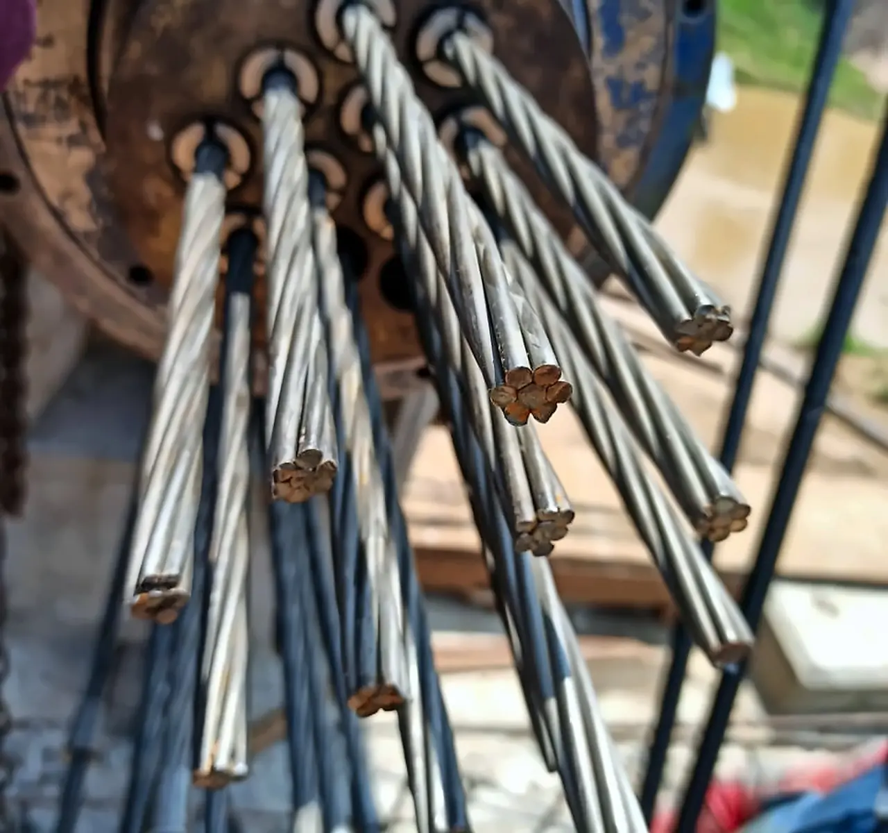 Cables de postensado en el anclaje durante el tesado, puente sobre el río Apere