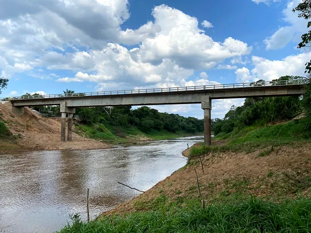 Puente postensado de 81,6 m terminado sobre el río Apere, Beni
