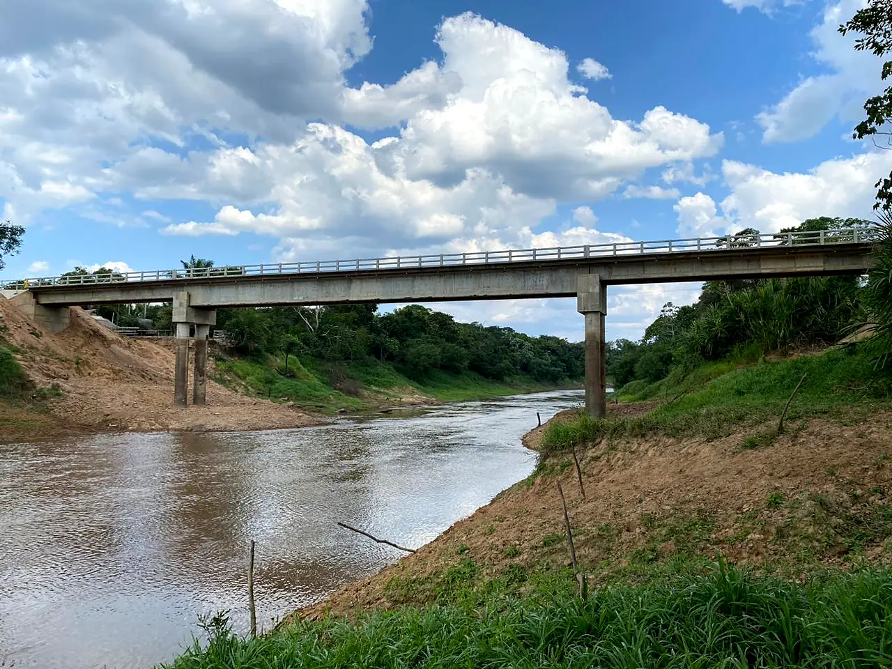 Puente postensado de 81,6 m terminado sobre el río Apere, Beni