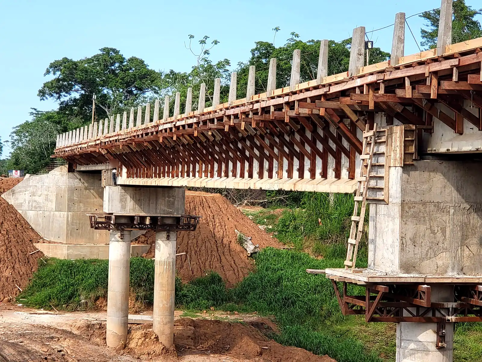 Encofrado de madera de los voladizos del tablero sobre las vigas y pilas del puente sobre el río Apere