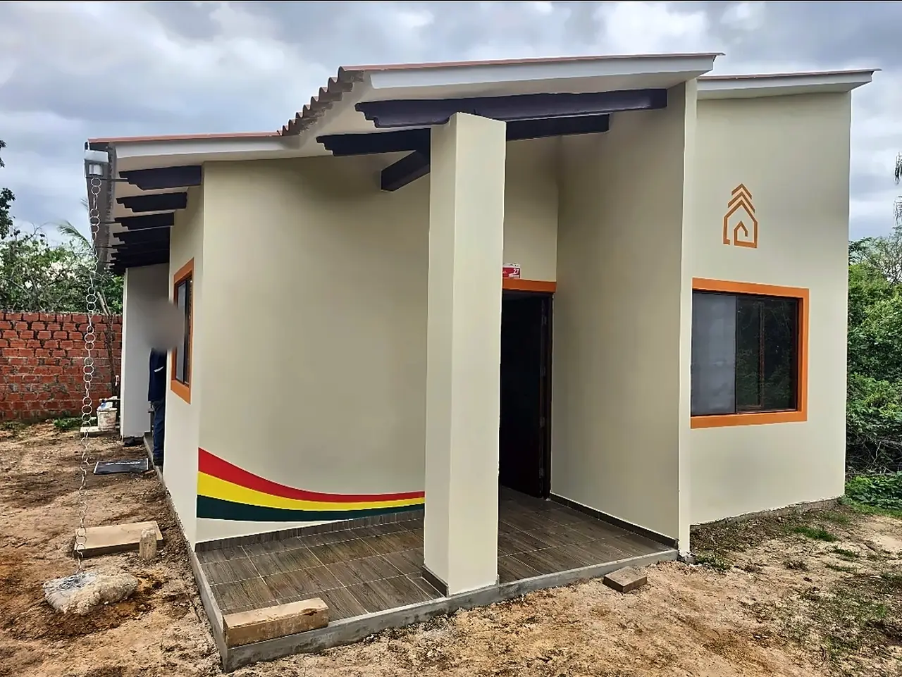 Vivienda social con galería y logotipo de AEVivienda, ejecutada por VLAJOGAR en asociación accidental