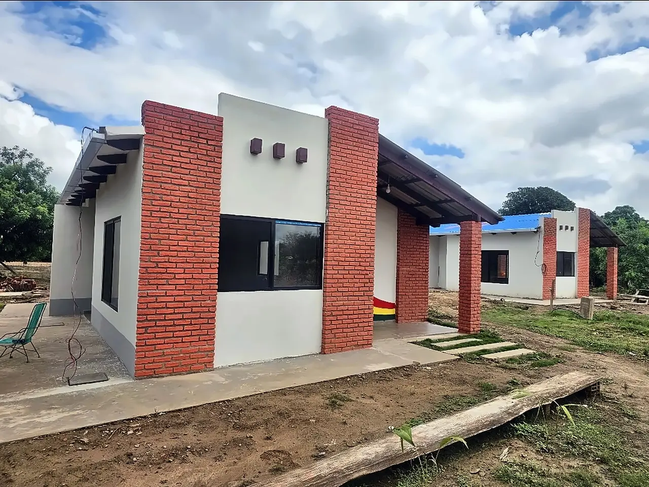 Viviendas sociales AEVivienda con columnas de ladrillo visto, ejecutadas por VLAJOGAR en asociación accidental